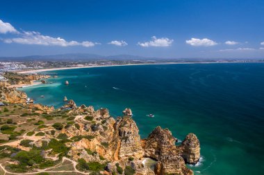 Portekiz, Algarve 'deki Lagos City' deki Portekiz sahillerinin altın sahil uçurumlarının havadan görünüşü. Camilo plajı ve Ponta da Piedade.