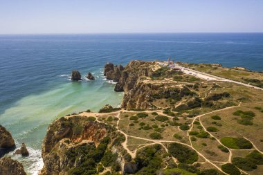 Portekiz, Algarve 'deki Lagos City' deki Portekiz sahillerinin altın sahil uçurumlarının havadan görünüşü. Camilo plajı ve Ponta da Piedade.