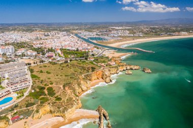 Portekiz, Algarve 'deki Lagos City' deki Portekiz sahillerinin altın sahil uçurumlarının havadan görünüşü. Nehir ve deniz.