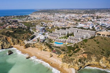 Lagos, Algarve, Portekiz 'deki Dona Ana Sahili. Portekiz 'in güneyindeki altın sahil kayalıkları. Arka planda şehir olan hava manzarası. Camilo ve pinhao plajı..