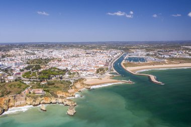 Portekiz, Algarve 'deki Lagos City' deki Portekiz sahillerinin altın sahil uçurumlarının havadan görünüşü. Nehir ve deniz.