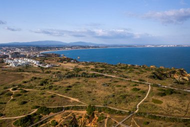 Canavar Sahili. Portekiz 'in güneyindeki altın sahil kayalıkları. Portekiz 'in Algarve kentindeki Lagos şehrinde hava manzarası.