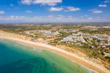 Canavar Sahili. Portekiz 'in güneyindeki altın sahil kayalıkları. Portekiz 'in Algarve kentindeki Lagos şehrinde hava manzarası.