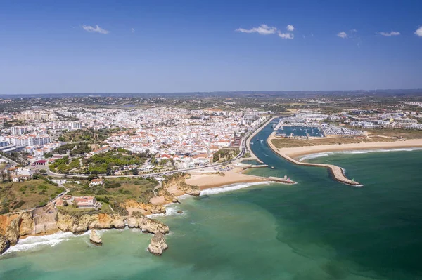 Portekiz, Algarve 'deki Lagos City' deki Portekiz sahillerinin altın sahil uçurumlarının havadan görünüşü. Nehir ve deniz.