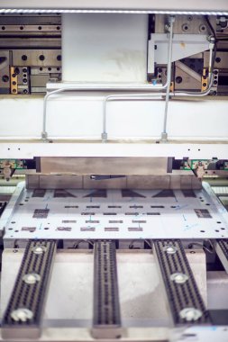 Metal levha parçaları kesilmiş. Lazer CNC makinesi. Yüksek hassasiyetle çeliği kes.