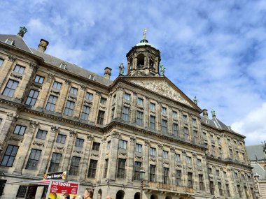 Amsterdam, Hollanda - Eylül 2021 - Baraj Meydanı 'ndaki Kraliyet Sarayı