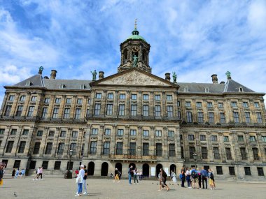 Amsterdam, Hollanda - Eylül 2021 - Baraj Meydanı 'ndaki Kraliyet Sarayı