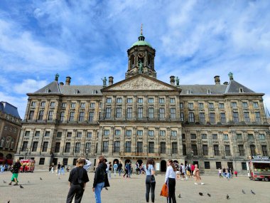 Amsterdam, Hollanda - Eylül 2021 - Baraj Meydanı 'ndaki Kraliyet Sarayı