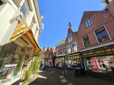 Haarlem, Amsterdam, Hollanda - Eylül 2021 - Şehir merkezinde Cozy Caddesi. Park etmiş bisikletler. Hollanda Vintage evleri.
