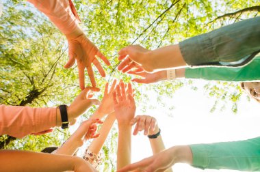 Eller gençlerin doğada, takım kavramı