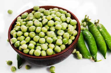 kase beyaz zemin üzerine yeşil bezelye