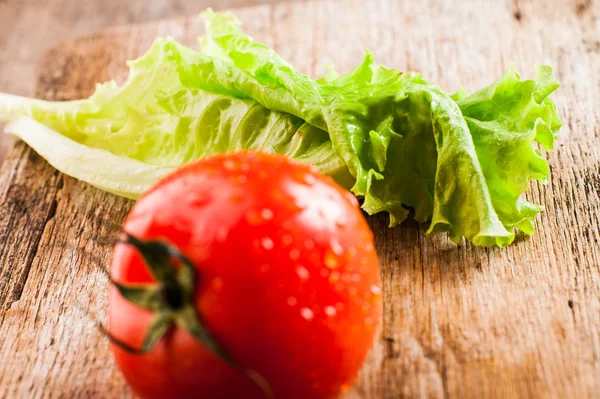 Fräsch Sallad Med Tomater Vattendroppar — Stockfoto