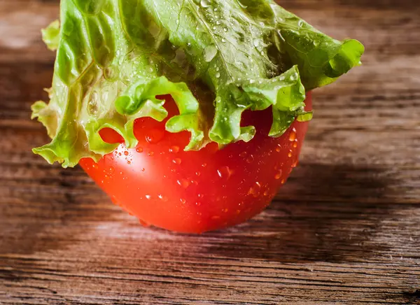 Fräsch Sallad Med Tomater Vattendroppar — Stockfoto