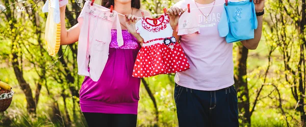 Casal Espera Bebé Dia Primavera Floração Roupa Criança Vestidos Macacão — Fotografia de Stock