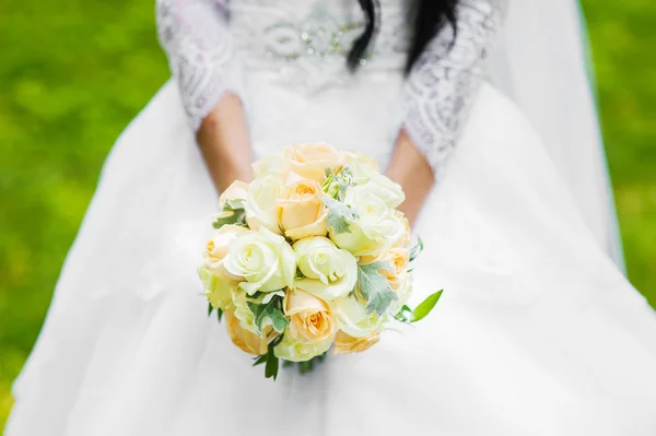 Noiva Com Buquê Casamento Rosas — Fotografia de Stock