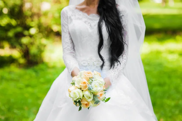 Noiva Com Buquê Casamento Rosas — Fotografia de Stock