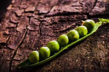 Eski doku üzerinde yeşil bezelye