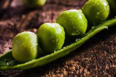 Eski doku üzerinde yeşil bezelye