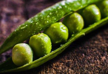 Eski doku üzerinde yeşil bezelye