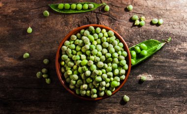 Yemekler taze yeşil bezelye ile