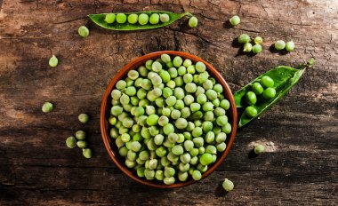 Yemekler taze yeşil bezelye ile