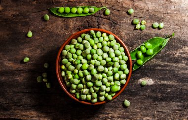 Yemekler taze yeşil bezelye ile