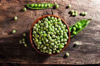 Yemekler taze yeşil bezelye ile