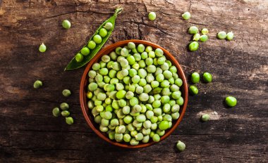 Taze yeşil bezelye kil sürahi