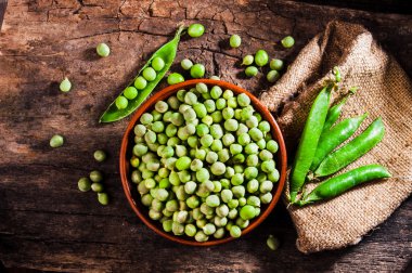 Taze yeşil bezelye kil sürahi
