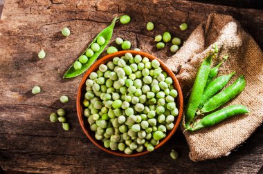 Taze yeşil bezelye kil sürahi