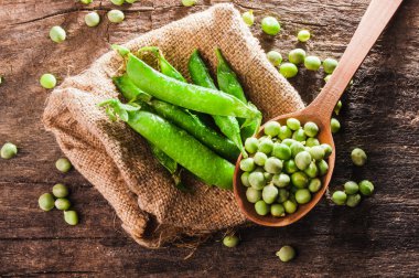 kaşık taze yeşil bezelye