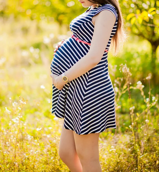 Barriga grávida um bebê — Fotografia de Stock
