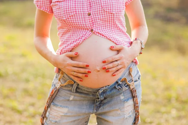 Schwangerschaftsbauch.Schwangerschaft ist schön — Stockfoto