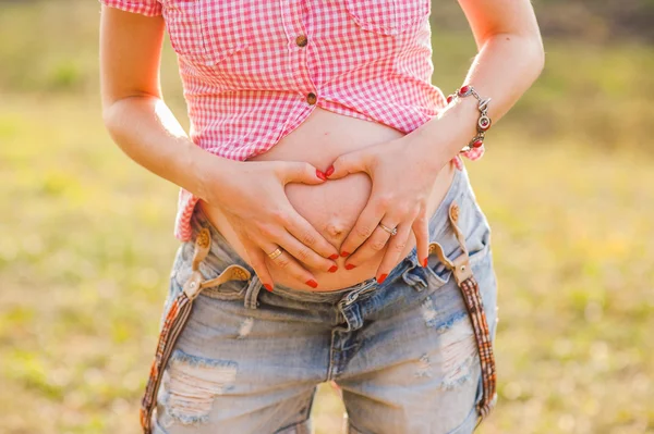 Schwangerschaftsbauch.Schwangerschaft ist schön — Stockfoto