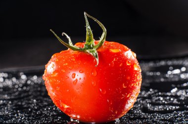  su damlaları ile domates 