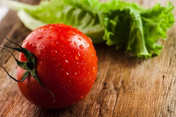 Färska tomater i — Stockfoto