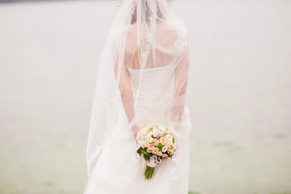 Giovane sposa in piedi — Foto Stock