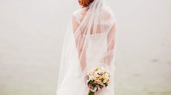 Mladá nevěsta stojí — Stock fotografie