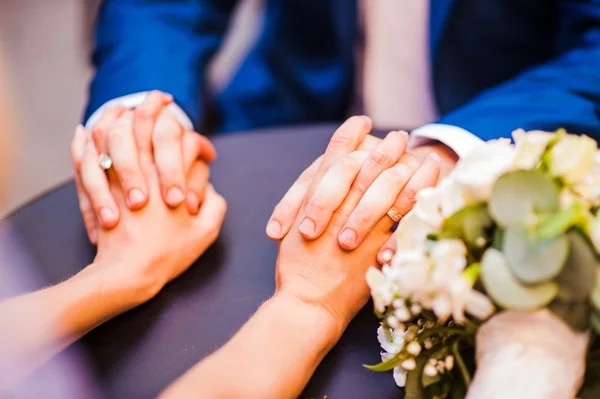 Braut und Bräutigam halten Händchen — Stockfoto