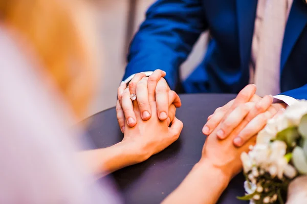 Braut und Bräutigam halten Händchen — Stockfoto