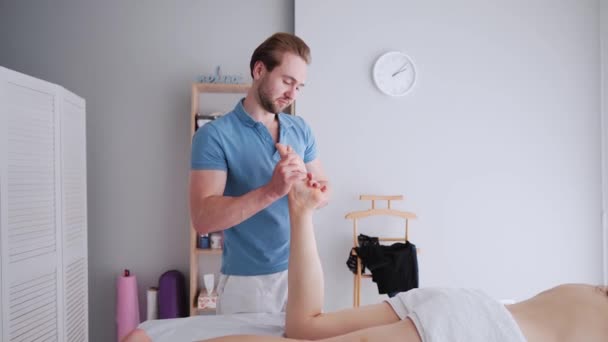 Homem Caucasiano Deitado Cama Spa Voltar Massagem Terapeuta Massagem Feminina — Vídeo de Stock