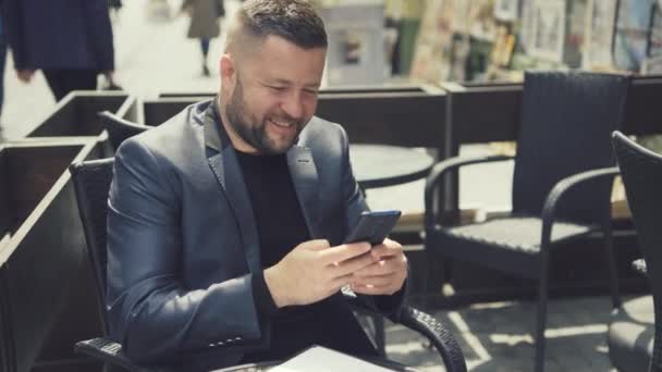 Atractivo Hombre Guapo Con Buen Peinado Barba Usando Teléfono Inteligente — Vídeos de Stock