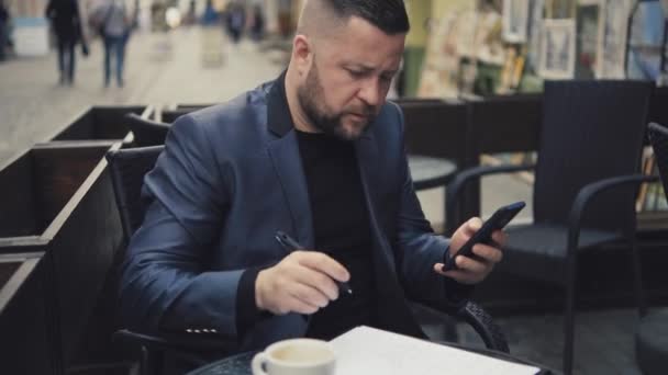 Atractivo Hombre Guapo Con Buen Peinado Barba Usando Teléfono Inteligente — Vídeo de stock