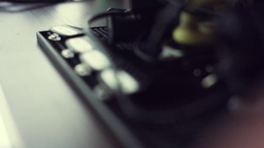 Berber dükkanı için aletler. Makas, fırça, budayıcı..