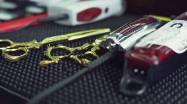 Berber dükkanı için aletler. Makas, fırça, budayıcı..