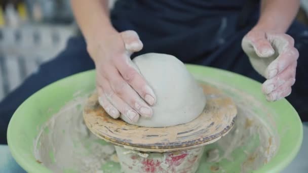 陶芸体験では ろくろに美しい花瓶を作る粘土で覆われた陶芸家の手のクローズアップ 創造性と伝統工芸の概念 — ストック動画