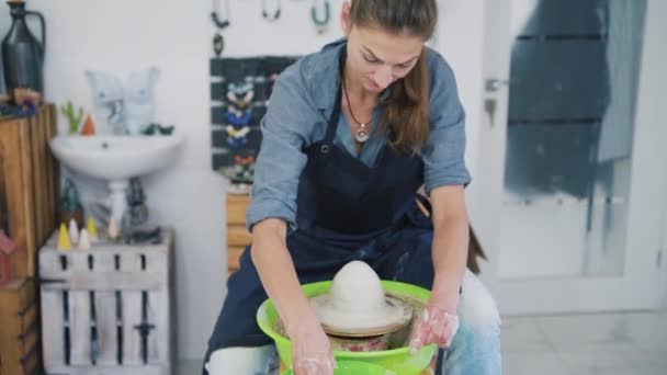 Joven Artista Estudio Cerámica Haciendo Tazón Con Sus Manos Artista — Vídeos de Stock