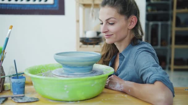 Jeune Artiste Dans Studio Poterie Faire Bol Avec Ses Mains — Video