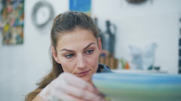 Νεαρή Καλλιτέχνης Στο Στούντιο Κεραμικής Που Φτιάχνει Μπολ Χέρια Της — Αρχείο Βίντεο