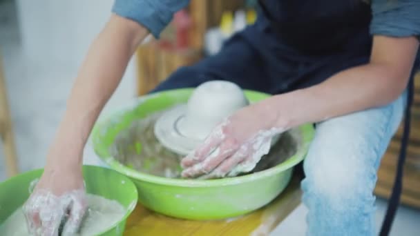 Junge Künstlerin Töpferatelier Die Mit Ihren Händen Schale Herstellt Handgemachte — Stockvideo